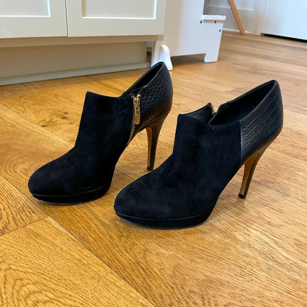 Never worn, black Vince Camuto heeled booties. Super cute! Size 8